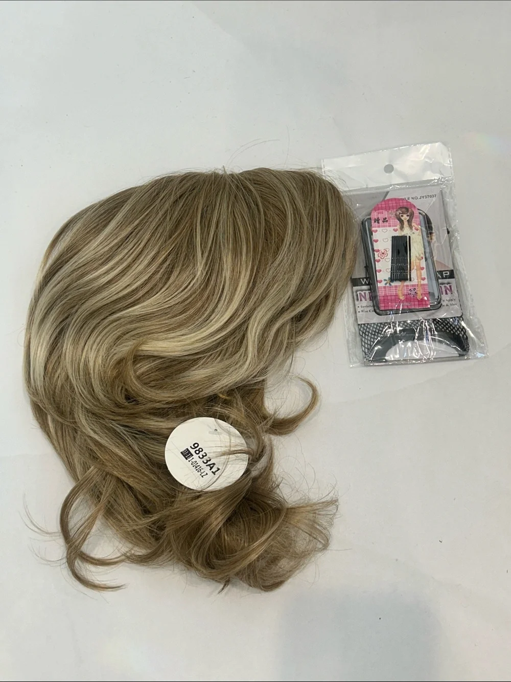 Blonde highlight medium Women’s synthetic hair wig new w tag, cap, & Bobby pins